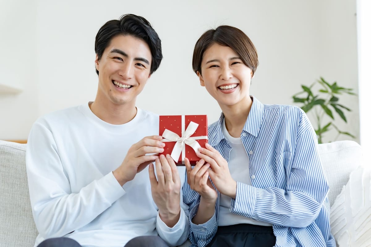 結婚記念日、何する？年数別の過ごし方とプレゼント例を紹介