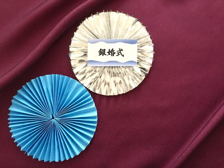 銀婚式とは？結婚25周年にやることや人気のプレゼント、マナーを紹介