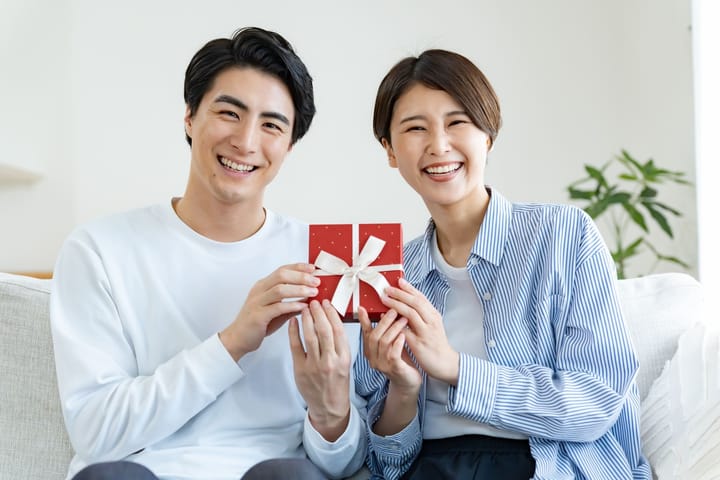 結婚記念日、何する？年数別の過ごし方とプレゼント例を紹介