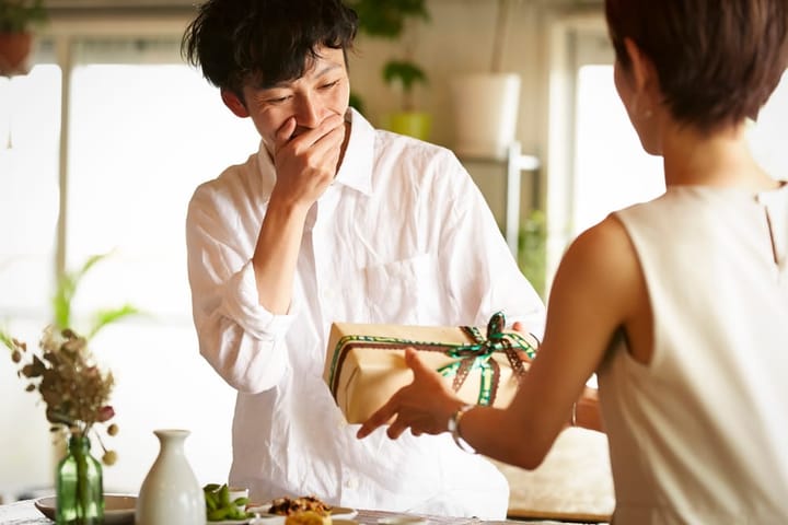 彼氏が喜ぶクリスマスプレゼント｜年代別の予算相場・おすすめ体験ギフトを紹介